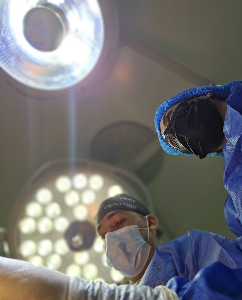 Dr. Antonello en quirófano, cirujano plástico, dando al mejor atención